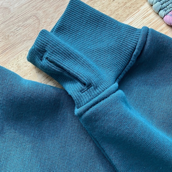 FOREST GREEN DANSKIN CROPPED HOODY
SIZE SMALL - Picture 5 of 10